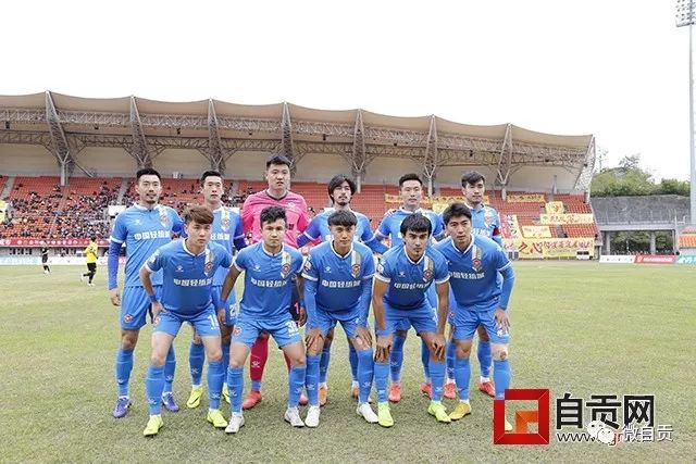中国电竞队在日本夺冠，2:0的胜利展现了不屈的精神